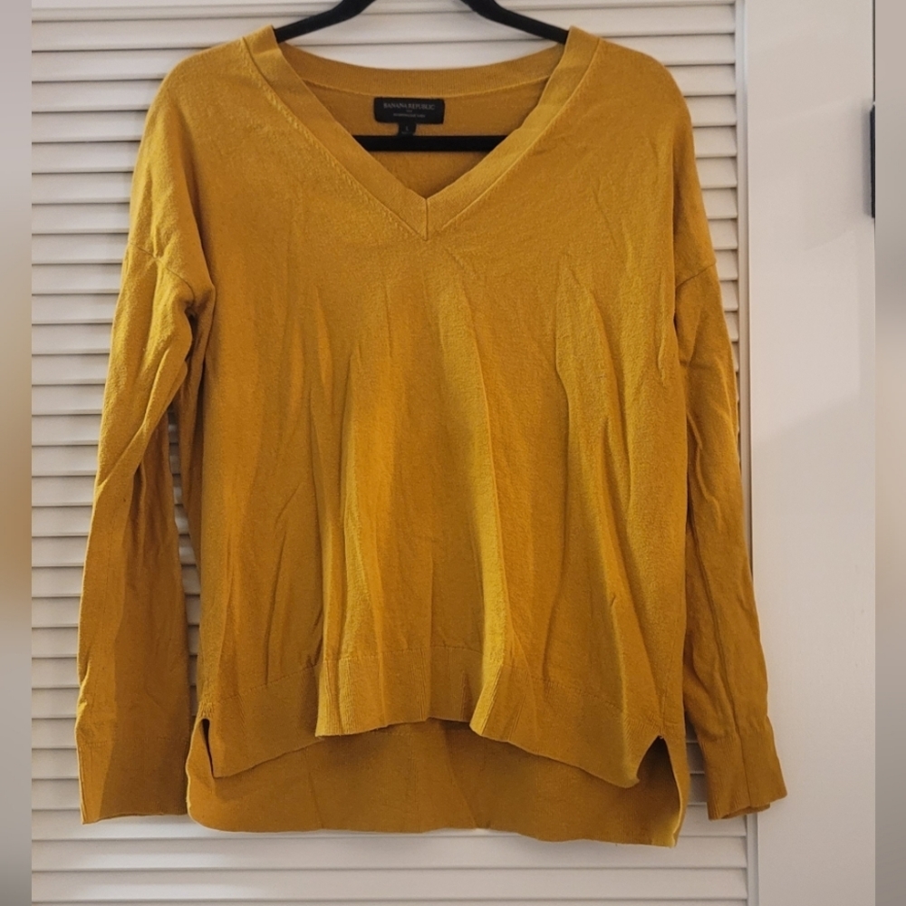 Banana Republic - Gold V-Neck Long-Sleeve Top